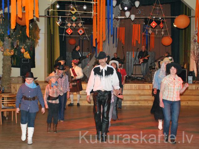 Līnijdejotāji karnevālā